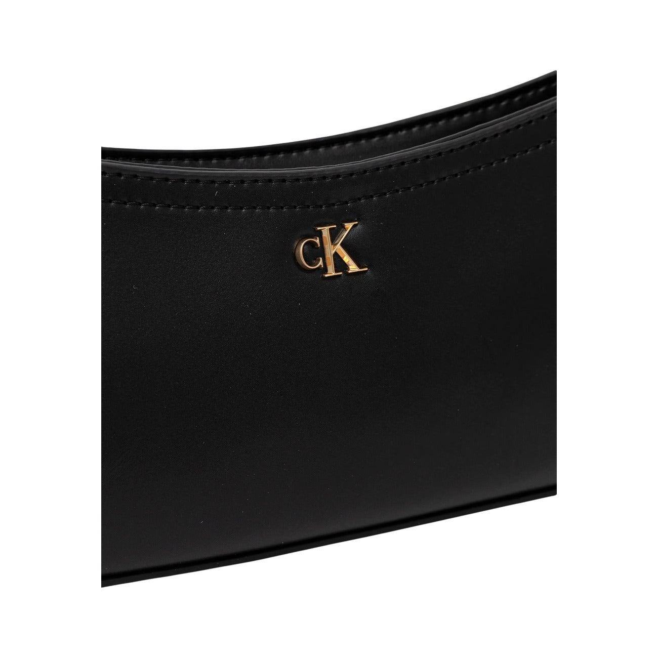 Borsa Calvin Klein Small Shoulder; 51% Poliestere riciclato. Logo CK metallico, chiusura con zip, tracolla regolabile. Design minimalista, compatto ed ecosostenibile. Colore nero vista Dettaglio logo