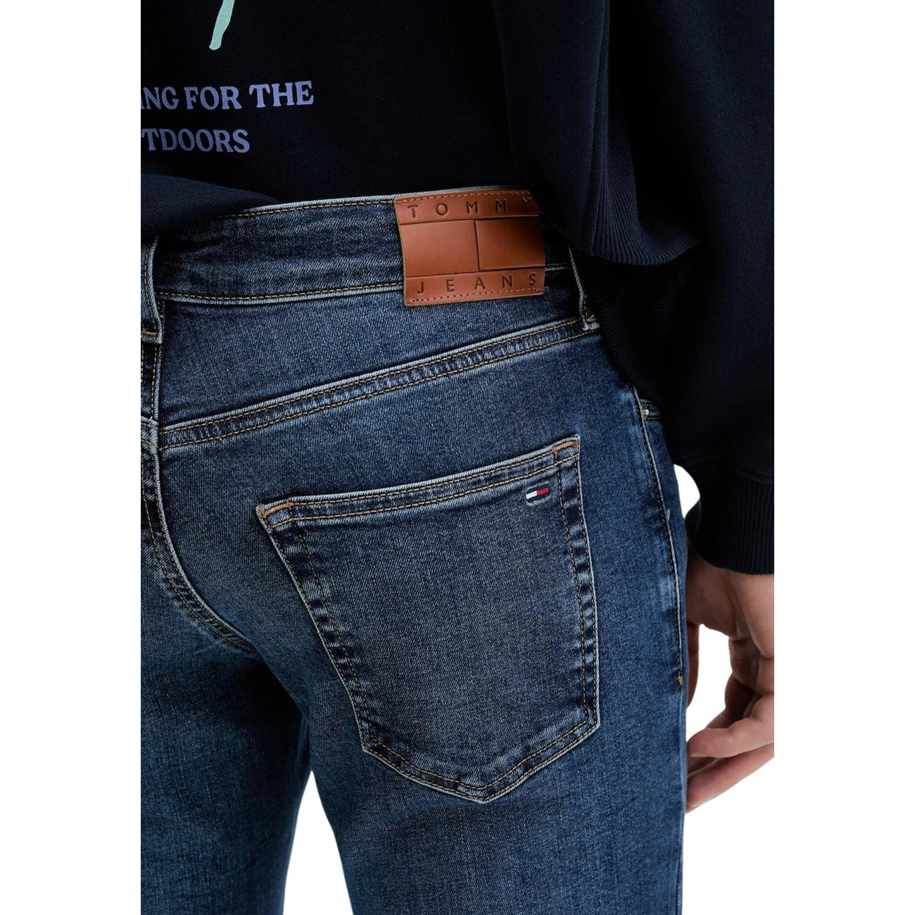 Tommy Hilfiger Jeans DM0DM22586, modello skinny in cotone sostenibile e Lycra; denim super-stretch, taglio contemporaneo e finitura confortevole ad alta libertà di movimento. Vista posteriore dettaglio logo