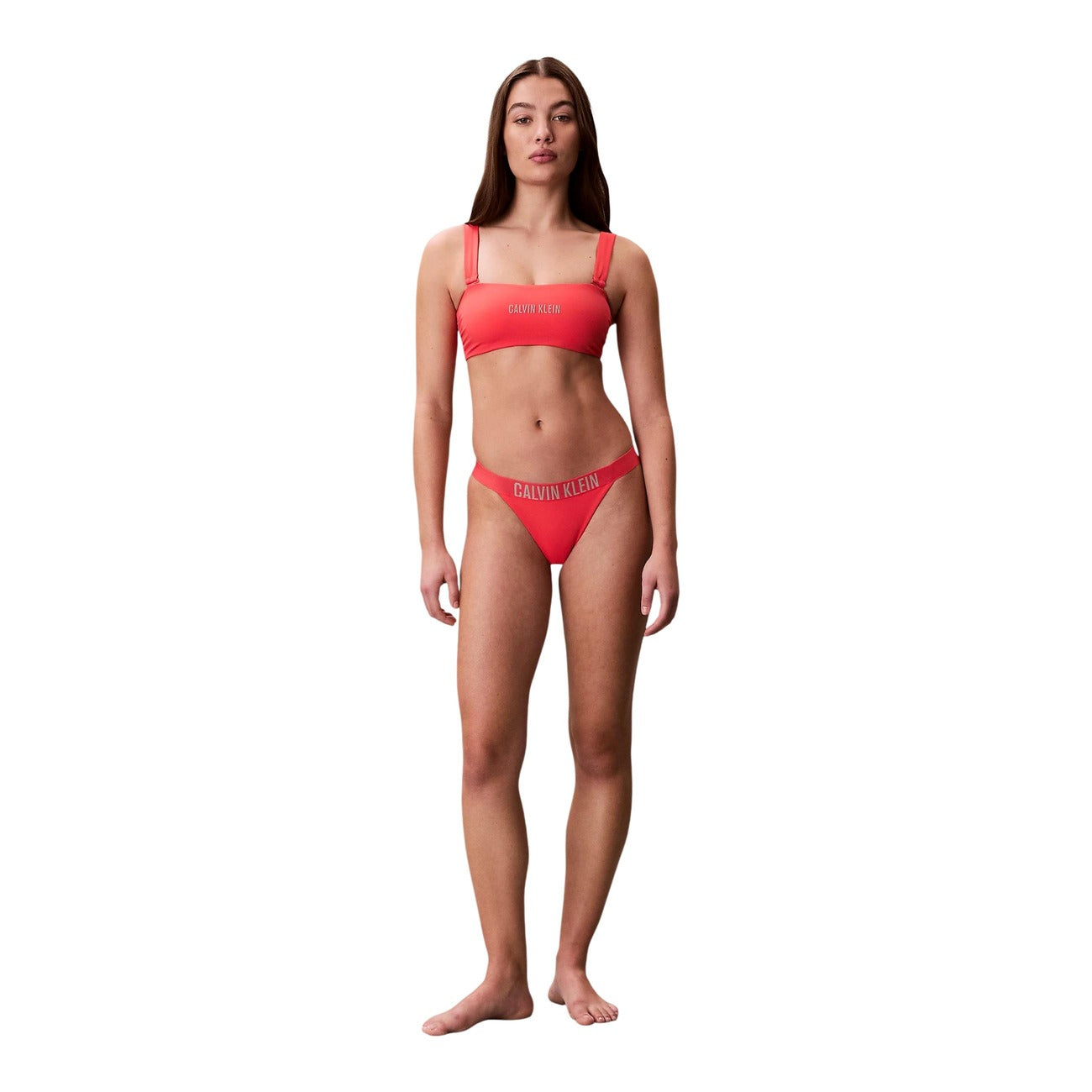 Top Bikini Fascia CK Intense Power; Arancione. Design trasformabile (con/senza spalline), tessuto Lycra XTRA LIFE®, logo stampato. Coppe preformate, asciugatura rapida, stile moderno e resistente. Figura intera 