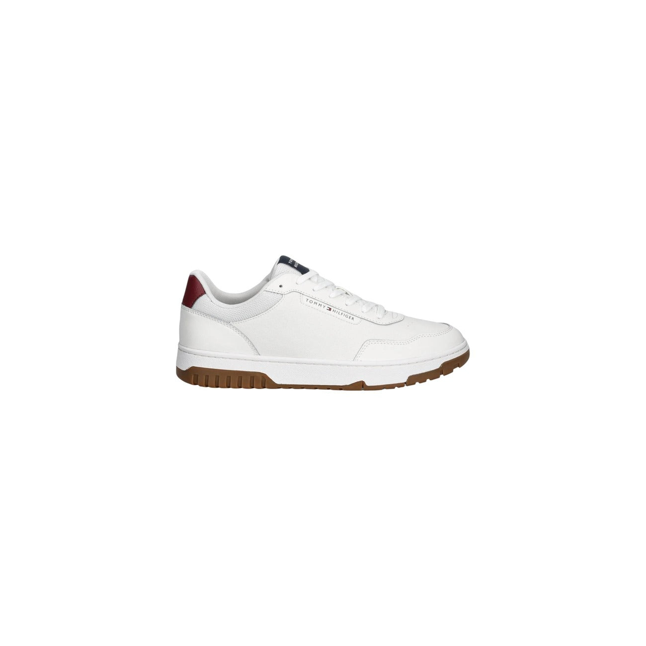 Sneakers Tommy Hilfiger Court; 90% Pelle. Suola bicolore, leggere e traspiranti. Soletta rimovibile, branding gommato sul retro, stile basket. Collezione Primavera/Estate.