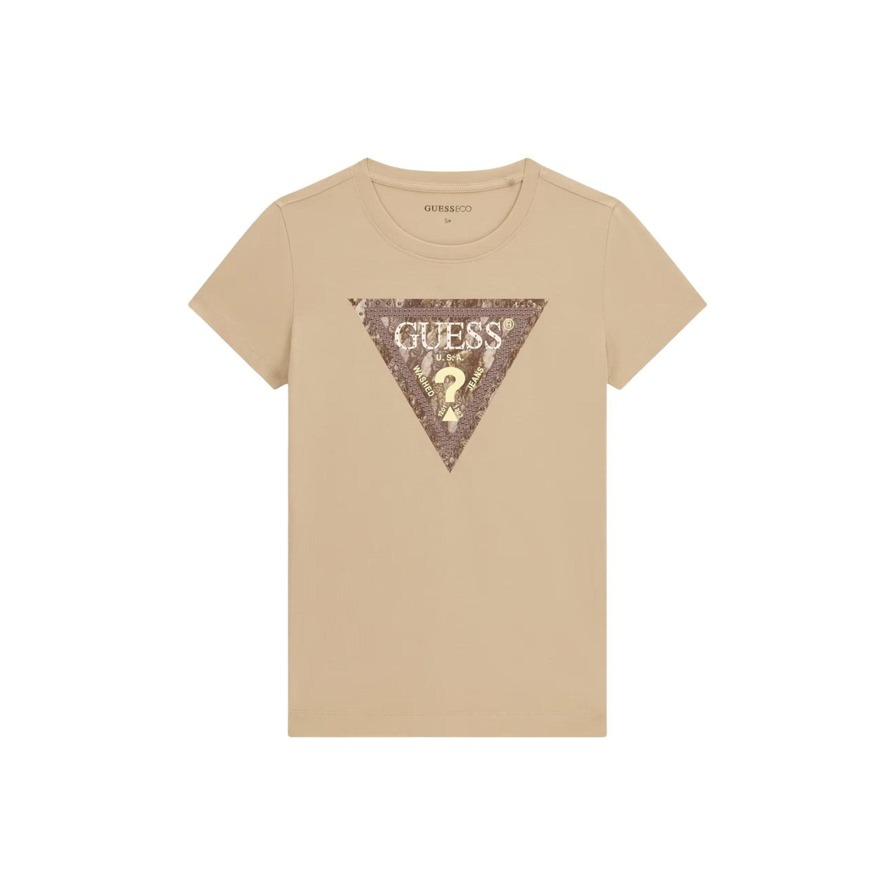 T-shirt Donna Beige Guess Snake Triangle Logo; Modello a maniche corte in misto cotone elasticizzato morbido. Scollatura tonda e stampa frontale con logo a triangolo pitonato e dettagli metallici, stile casual-luxury. Vista stesa frontale 