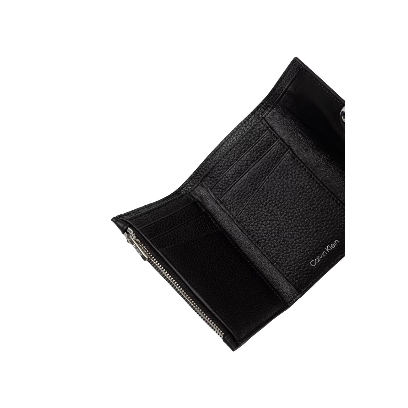 Portafoglio Compatto Donna Calvin Klein Trifold; Nero. 100% Vera pelle martellata, chiusura con automatico logato, scomparti interni per carte, banconote e portamonete zippato. Dimensioni micro (6x9 cm), stile elegante 4 stagioni. Vista aperta 