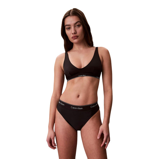 Bralette Bikini Calvin Klein CK Icon; Tessuto Lycra XTRA LIFE®. Spalline regolabili, fascia sottoseno con logo, imbottitura removibile. Resistente a cloro e UV, stile sportivo e iconico. Vista frontale 