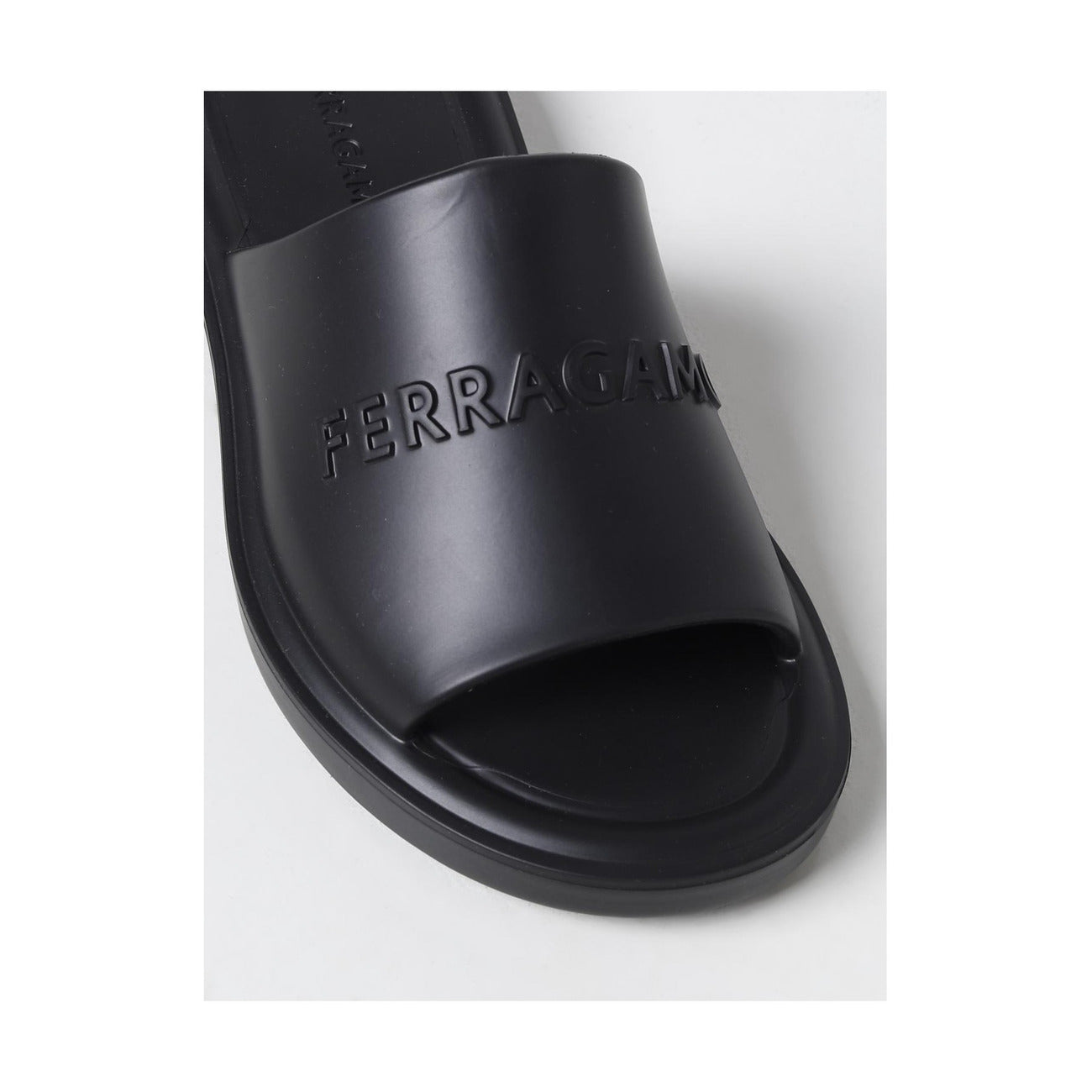 Pantofole in EVA Ferragamo; Nero. Logo in rilievo, punta tonda, suola in gomma. Leggere, resistenti e prodotte in Italia. Il lusso quotidiano ai tuoi piedi. Vista logo 