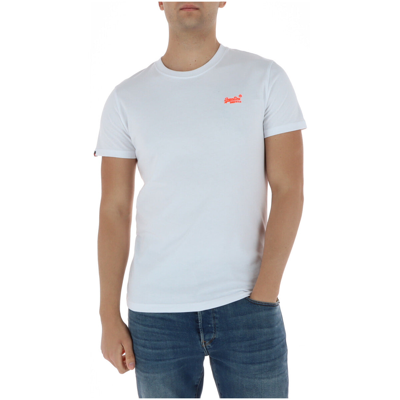 Superdry Tshirt bianco con scritta arancione fluo Tee Vintage Logo Ricamato; 100% cotone, girocollo, stile basic premium. La t-shirt versatile e resistente per ogni giorno. Vista frontale 