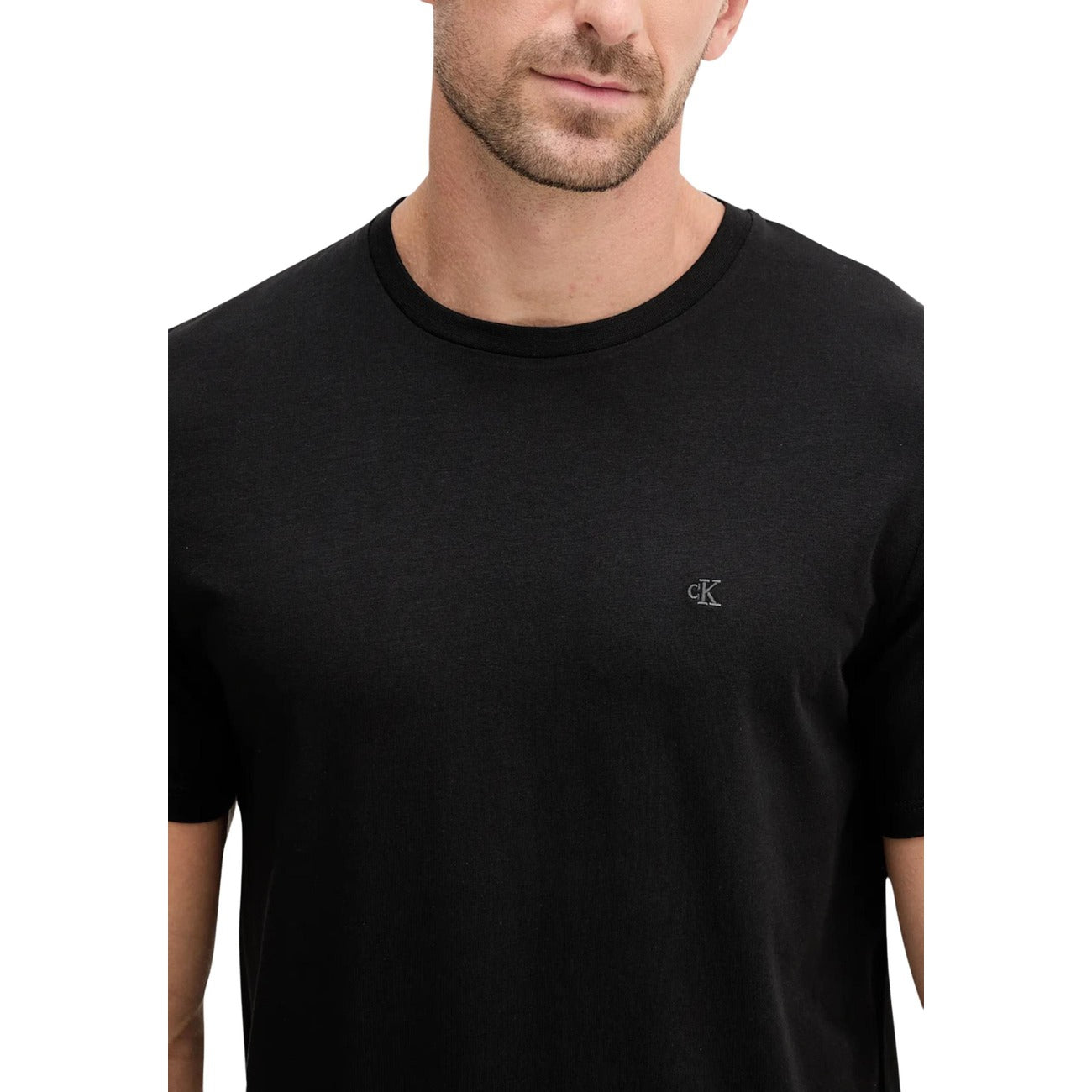 T-shirt stretch uomo Calvin Klein LV04LC240G; 95% cotone, 5% elastam, logo CK ricamato. Taglio classico, vestibilità flessibile. Colore nero. Vista frontale dettaglio logo 