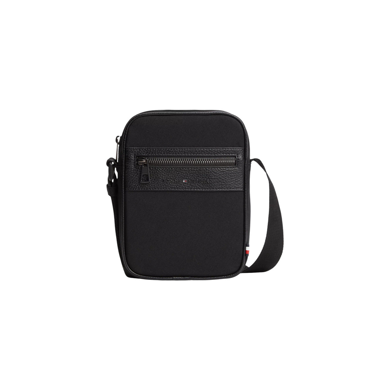 Borsa Tracolla Uomo Tommy Hilfiger Repreve; Nero. 95% Poliestere riciclato REPREVE, doppia cerniera, tracolla regolabile in nastro, dettagli martellati e micro bandierina. Dimensioni mini (15x20,5 cm), stile casual ed eco-friendly. Vista frontale 