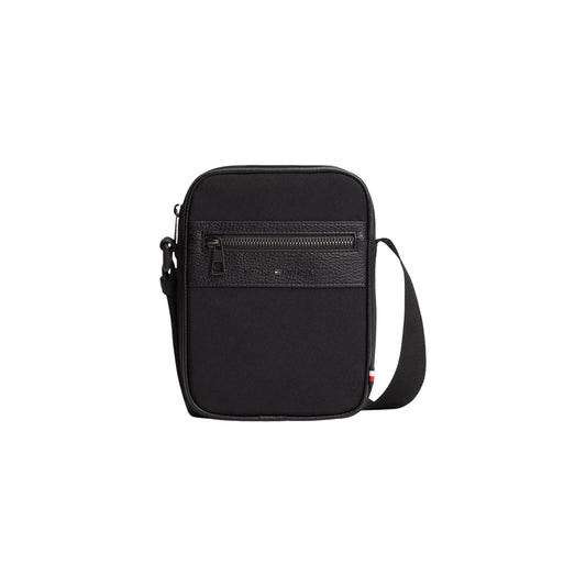 Borsa Tracolla Uomo Tommy Hilfiger Repreve; Nero. 95% Poliestere riciclato REPREVE, doppia cerniera, tracolla regolabile in nastro, dettagli martellati e micro bandierina. Dimensioni mini (15x20,5 cm), stile casual ed eco-friendly. Vista frontale 
