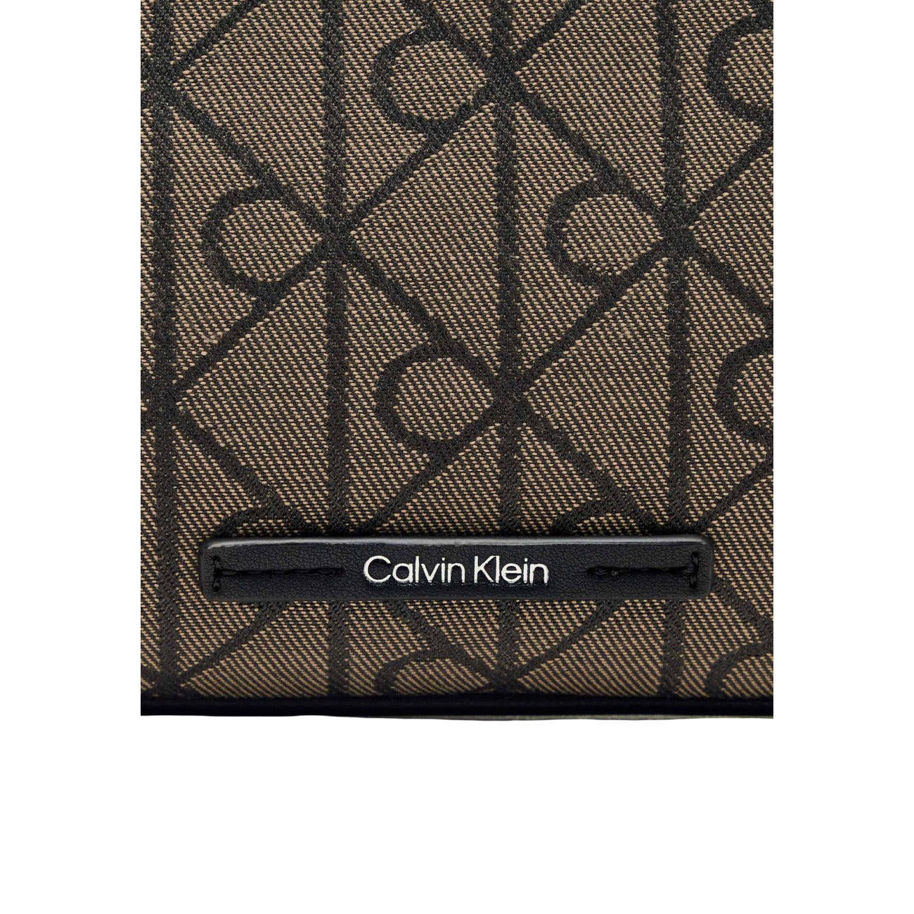 Borsa Mini Calvin Klein Jacquard; Nero. 100% Poliestere riciclato sostenibile, trama logata all-over intrecciata, chiusura con zip e tracolla regolabile. Dimensioni compatte e slanciate (23x14 cm), stile casual-luxury. Dettaglio logo e stampa 
