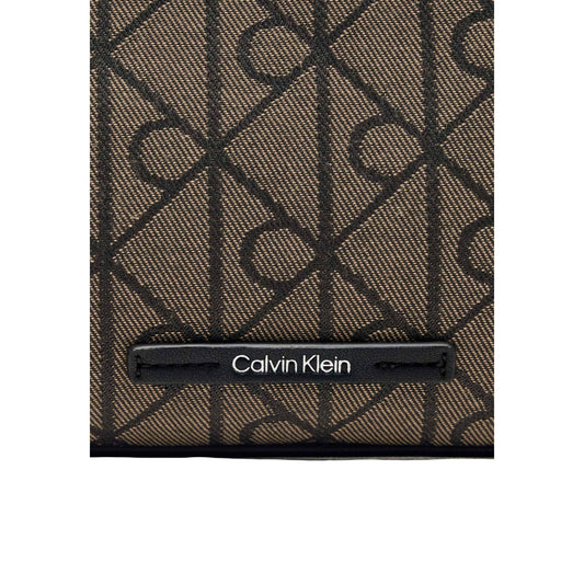 Borsa Mini Calvin Klein Jacquard; Nero. 100% Poliestere riciclato sostenibile, trama logata all-over intrecciata, chiusura con zip e tracolla regolabile. Dimensioni compatte e slanciate (23x14 cm), stile casual-luxury. Dettaglio logo e stampa 