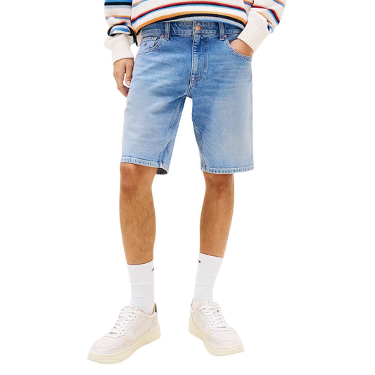 Shorts Tommy Jeans Slim Fit; 81% Cotone, 18% Lyocell. Denim 13,5 oz, baffature frontali, cinque tasche. Pantaloncini uomo stretch, traspiranti e iconici per la PE26. Vista frontale 
