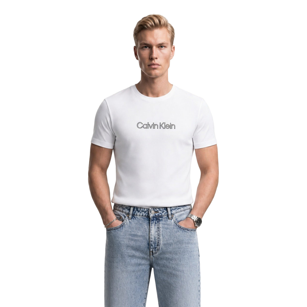 T-shirt Bianca Uomo Calvin Klein Jeans; 100% Cotone, maniche corte, scollatura a girocollo con logo sul petto. Tessuto leggero e traspirante, stile casual e intramontabile per ogni stagione. Vista frontale 