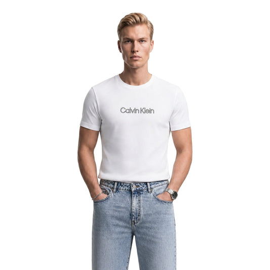 T-shirt Bianca Uomo Calvin Klein Jeans; 100% Cotone, maniche corte, scollatura a girocollo con logo sul petto. Tessuto leggero e traspirante, stile casual e intramontabile per ogni stagione. Vista frontale 