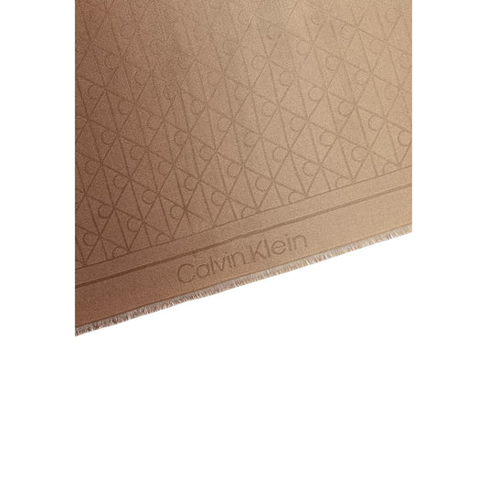 Foulard Quadrato Donna Calvin Klein; Beige. 100% Modal effetto seta, motivo jacquard geometrico con logo a rilievo e bordi sfrangiati. Misure generose (70x70 cm), stile minimal per mezza stagione. Dettaglio stampa 