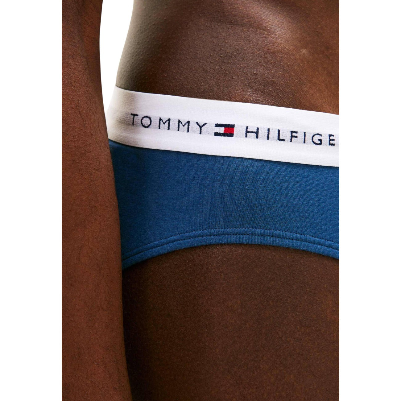 Pack 3 Slip Tommy Hilfiger; 1 Nero + 2 Blu. 95% Cotone Rigenerato, elastico logato a contrasto, vestibilità stretch. Biancheria intima eco-responsabile, traspirante e resistente. Dettaglio logo 