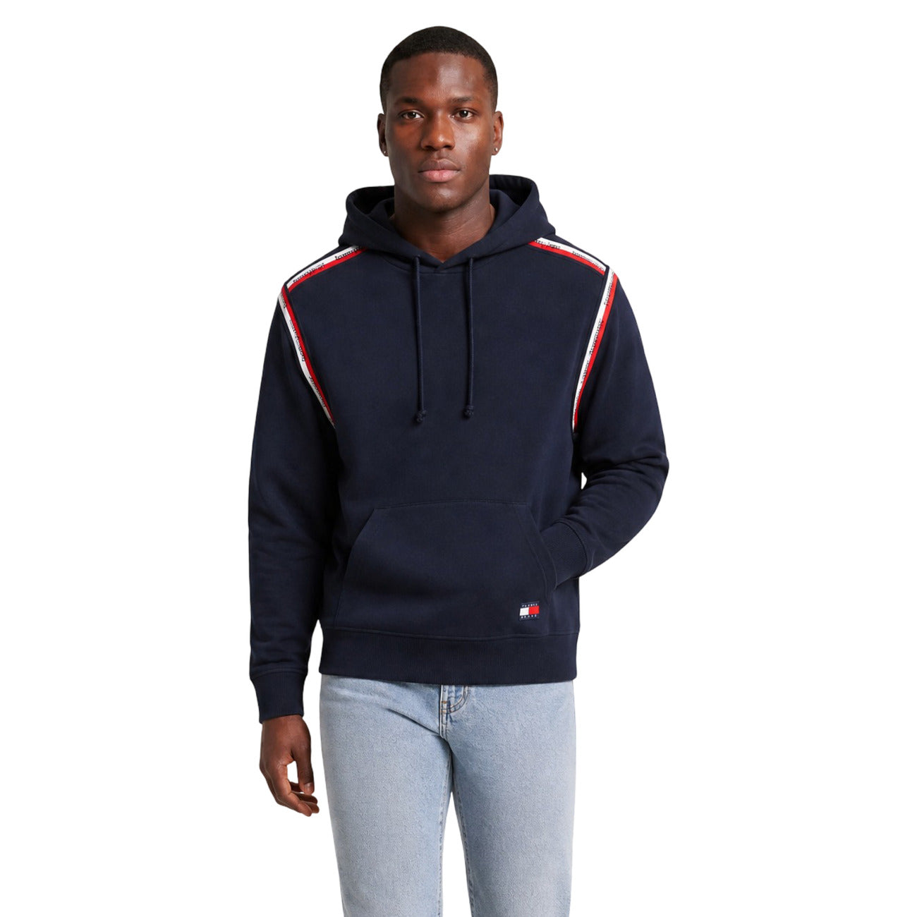 Felpa Cappuccio Uomo Tommy Hilfiger Jeans; Blu. 100% cotone rigenerato con tasca a marsupio, bande logo sulle spalle e scritte ricamate. Polsini a coste e vestibilità regolare, stile urban-casual. Frontale 