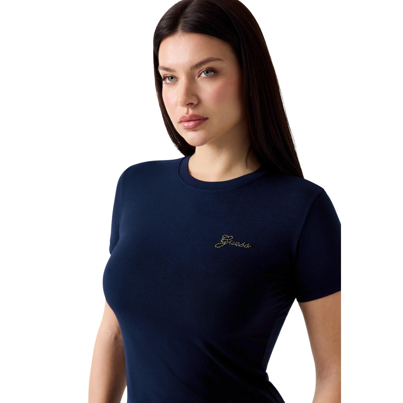 T-shirt blu navy Guess donna modello W6YI12 K3751. Maglietta a maniche corte slim fit in tessuto traspirante di modal elasticizzato con scollo tondo e piccolo logo ricamato sul davanti, maglia estiva casual chic e leggera per la primavera estate.