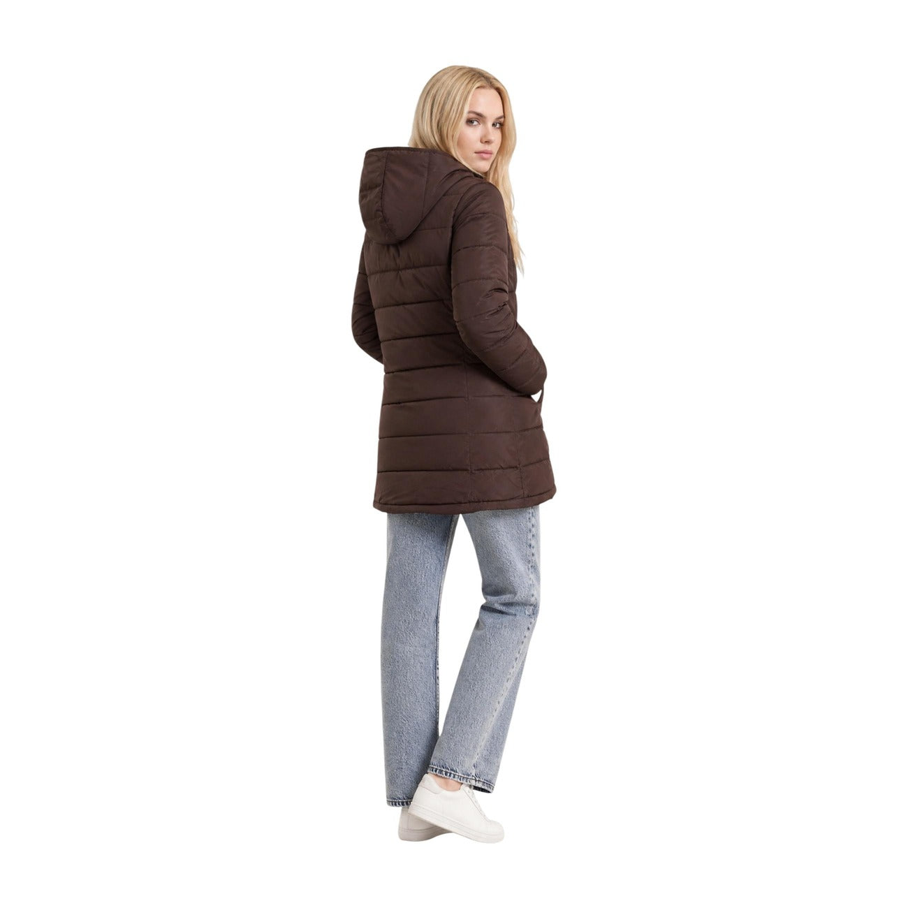 Piumino Lungo Trapuntato Marrone Donna Guess Active New Aleta; Tessuto 93% poliestere e 7% elastam con cappuccio e chiusura a zip doppio cursore. Logo sul petto, stile invernale casual-chic. Vista posteriore 