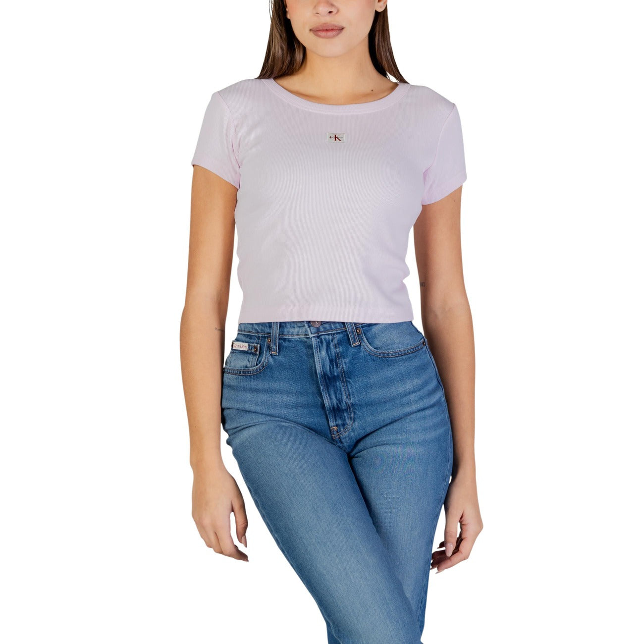 T-shirt CK Jeans Woven Label; 95% Cotone, 5% Elastane. Lavorazione a costine, manica corta, vestibilità aderente. Maglia donna versatile, morbida e di alta qualità. Colore rosa vista frontale 