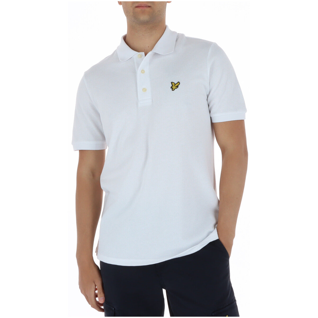 Polo Jacquard Testurizzata; Cotone Stretch. Trama a rilievo, vestibilità regolare, tessuto elastico. Maglia uomo girocollo ricercata e confortevole per la PE26. Colore bianco 