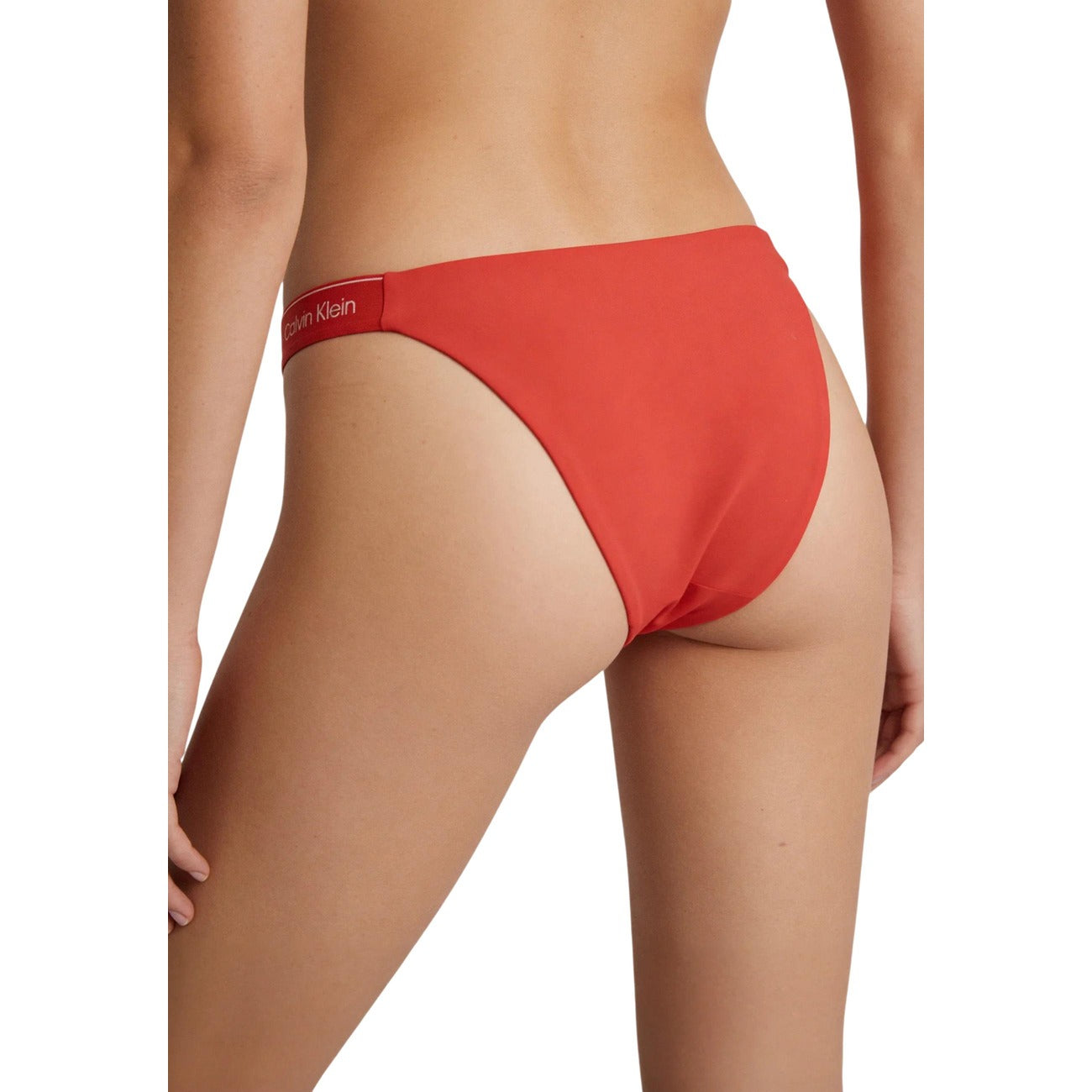 Bikini CK Jeans Arancione; 81% Poliestere Riciclato. Vita bassa, fasce elastiche con logo, tessuto stretch. Asciugatura rapida e fit confortevole, ideale per mare e piscina. Vista posteriore 