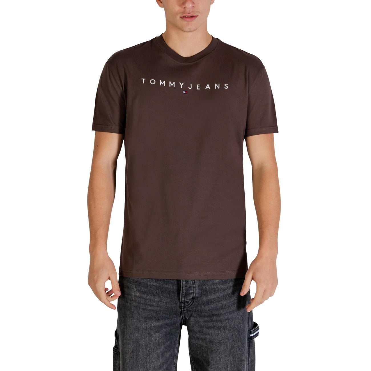 T-shirt Tommy Jeans Marrone; 100% Cotone Organico. Girocollo, maniche corte, colore Dark Brown. Maglia uomo sostenibile, traspirante e di alta qualità. Vista frontale 