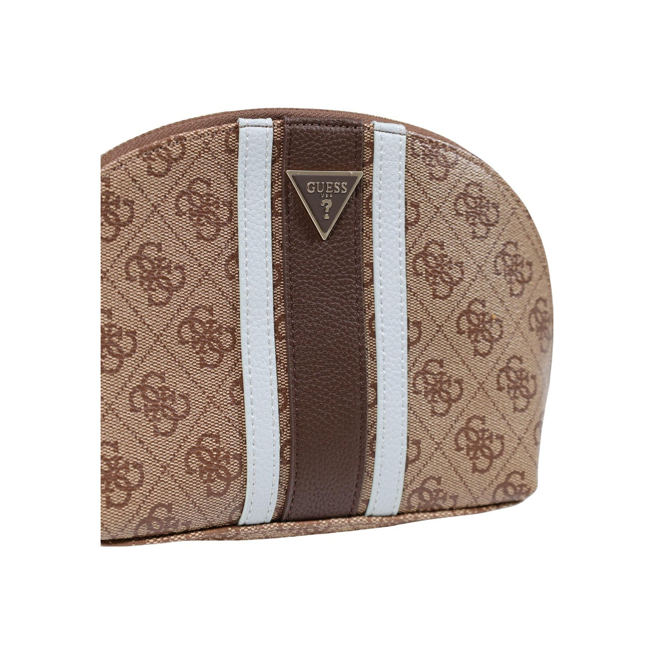 Pochette Beauty Cupola Marrone Donna Guess Noelle II Dome; Misure 23x15x8 cm. Tessuto 100% poliuretano con logo 4G a rilievo, banda liscia centrale e chiusura a cerniera lampo. Logo triangolare in metallo, stile casual-chic 4 stagioni. Dettagli 