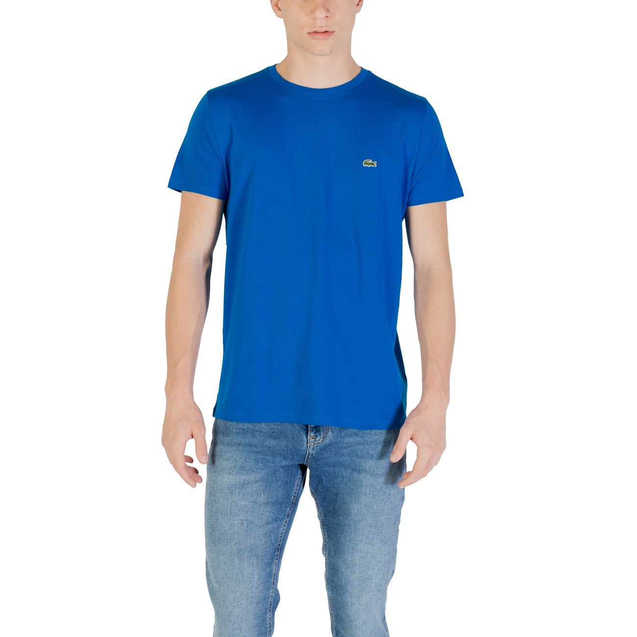 T-shirt Lacoste Basic Logo uomo blu con logo maniche corte scollo tondo - vista frontale indossata da modello