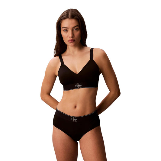 Bralette Calvin Klein Nera; 92% Poliestere Riciclato, 8% Elastam. Imbottitura leggera, senza ferretto, spalline regolabili. Fascia elastica con logo CK, vestibilità stabile e stile casual-chic. Vista frontale 