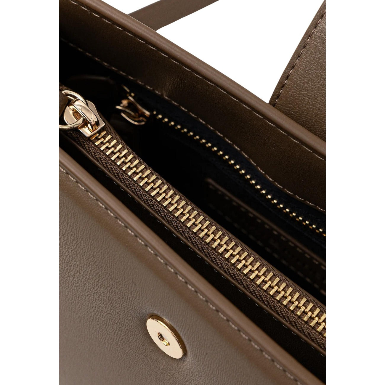 Borsa Tommy Hilfiger Small Satchel; 100% Poliuretano. Charm dorato, placchetta monogramma TH, doppia portabilità (manico/tracolla). Design compatto e raffinato, capienza 1,8 l. Vista cerniera 