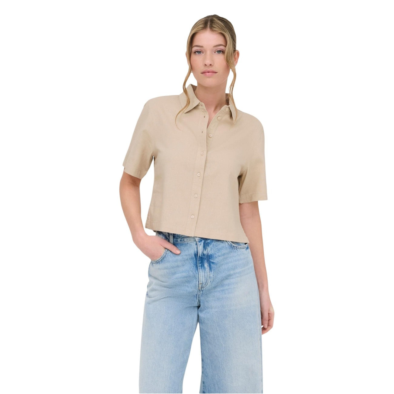 Only ONLGOA camicia; misto lino/viscosa, maniche corte, colletto italiano. La camicia monocromo fresca e versatile per l'estate. Colore beige. Vista frontale 