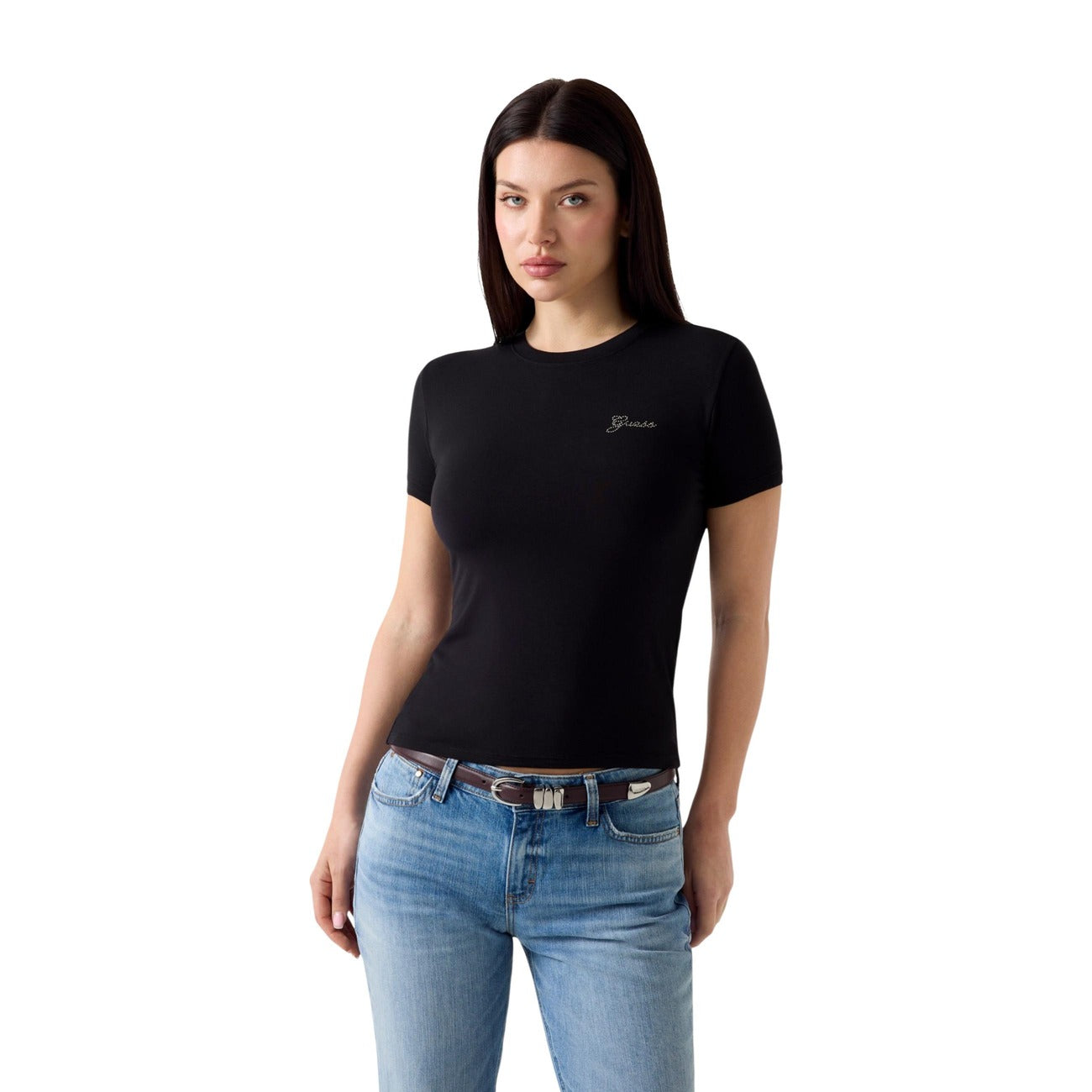 T-shirt nero Guess donna modello W6YI12 K3751. Maglietta a maniche corte slim fit in tessuto traspirante di modal elasticizzato con scollo tondo e piccolo logo ricamato sul davanti, maglia estiva casual chic e leggera per la primavera estate. 