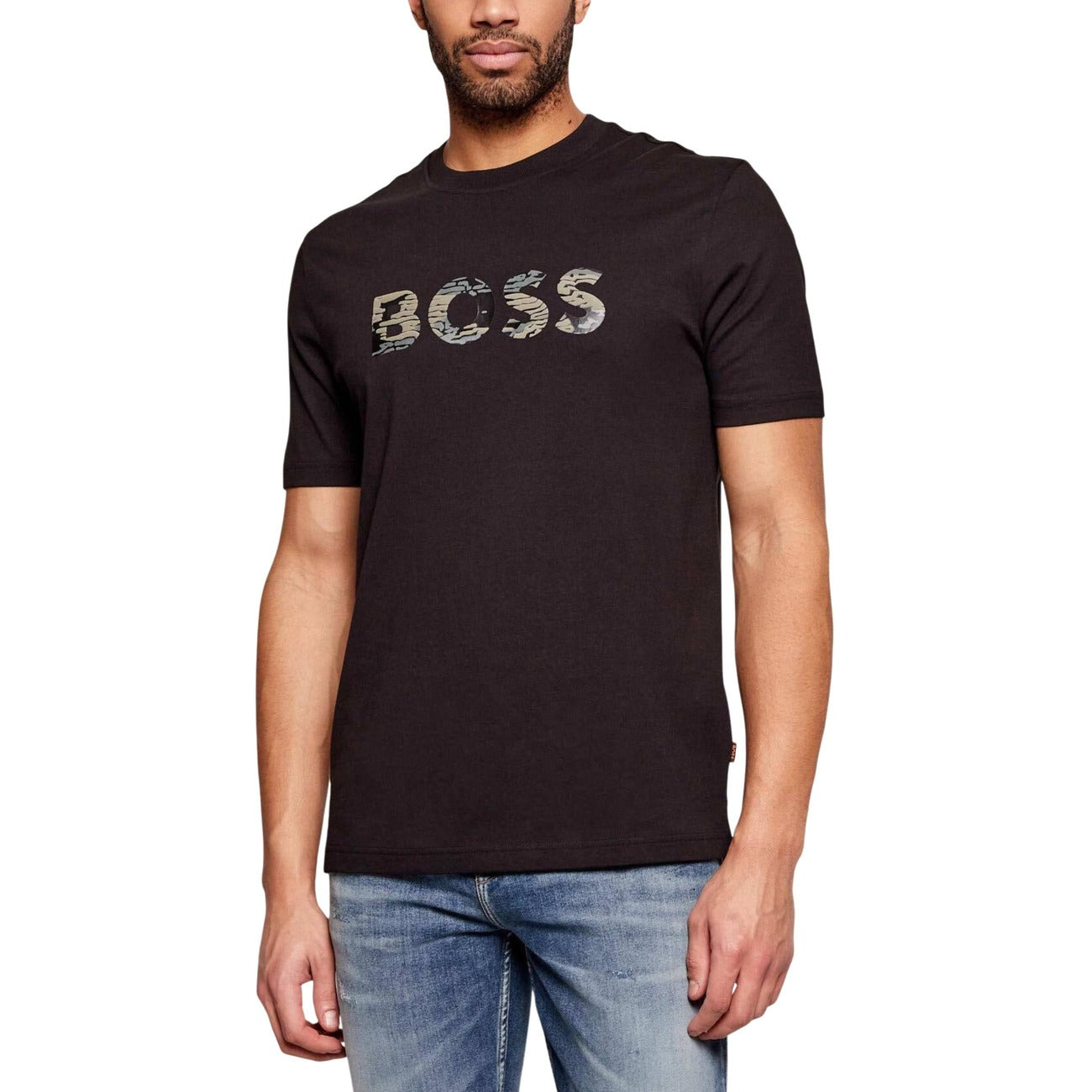 T-shirt Boss uomo nera con stampa manica corta scollo tondo 100% cotone - vista frontale indossata da modello

