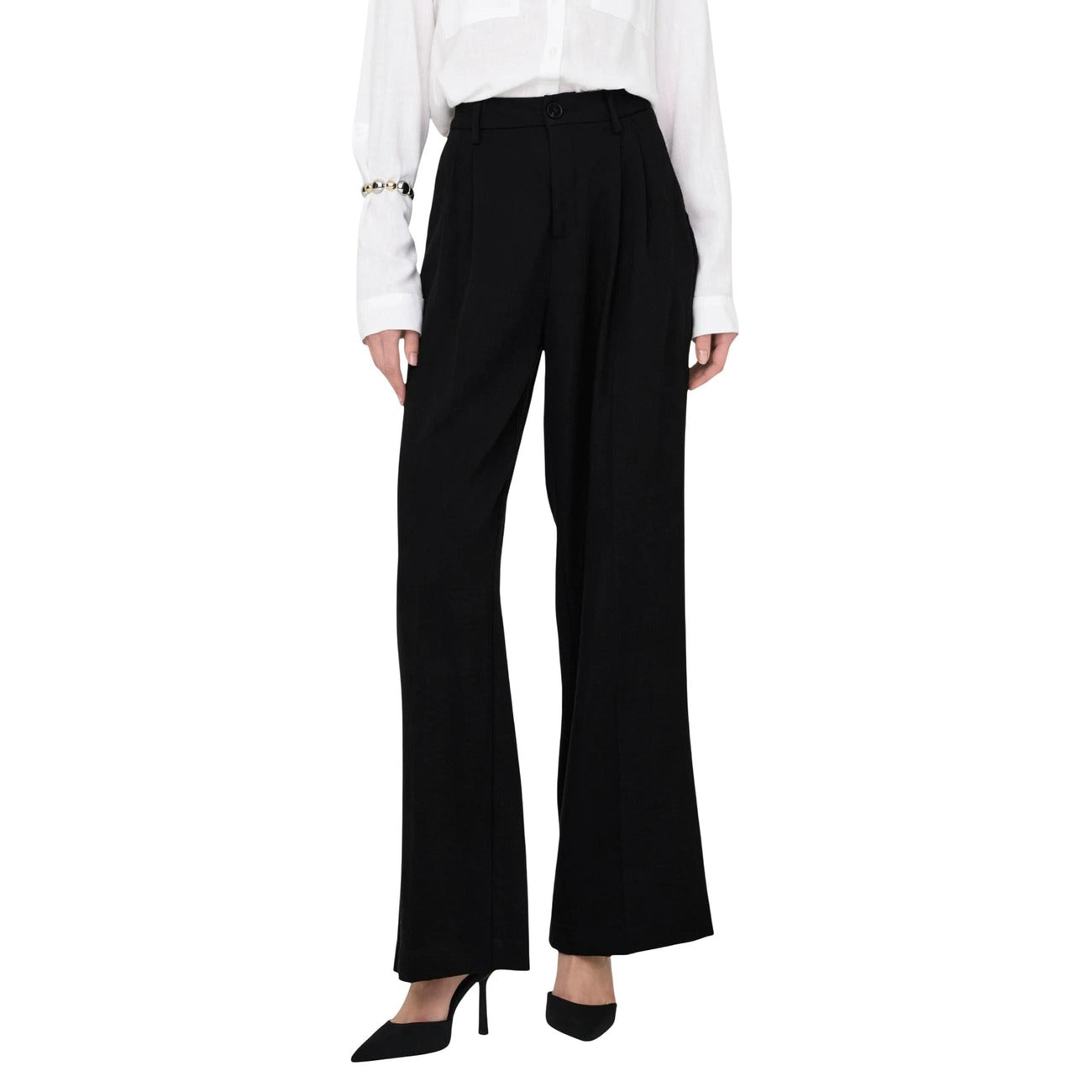 JDYRiver High Waist Wide Pant; misto viscosa e nylon, vita alta, gamba a zampa. Il pantalone sartoriale versatile e confortevole per ogni stagione.
