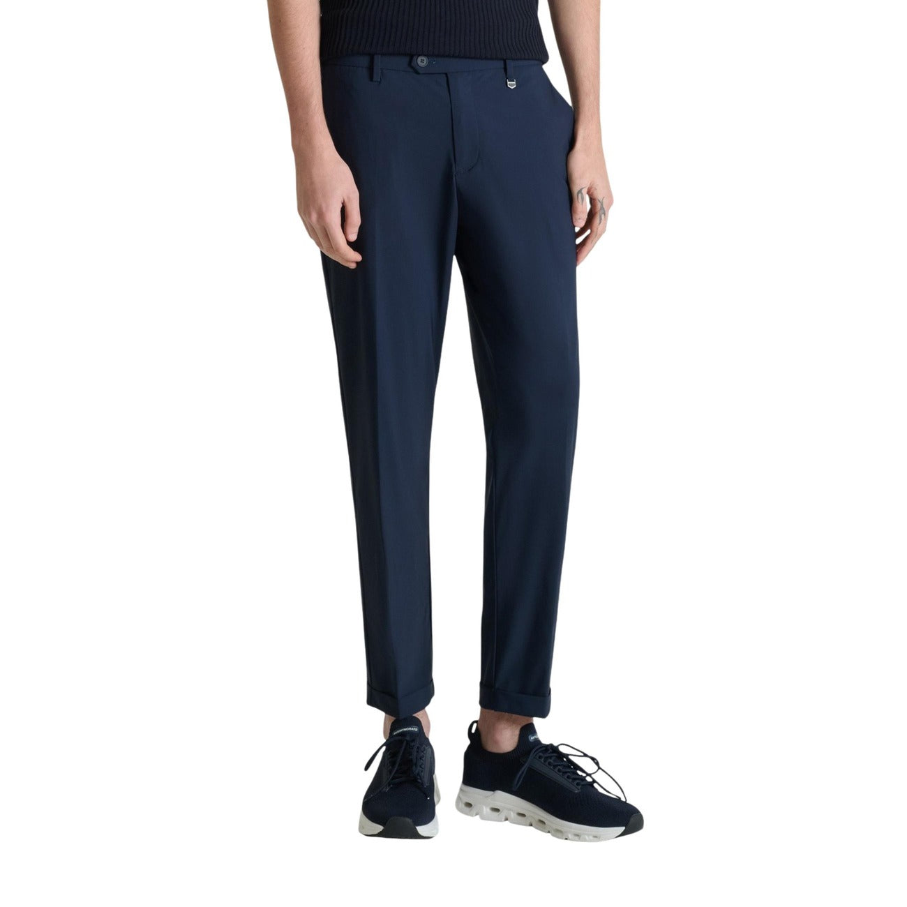 Pantaloni blu navy Ankle Length RAD; pantalone slim in tessuto bi-stretch ad alte prestazioni. Silhouette pulita, elasticità superiore e stile sartoriale moderno. Vista frontale 
