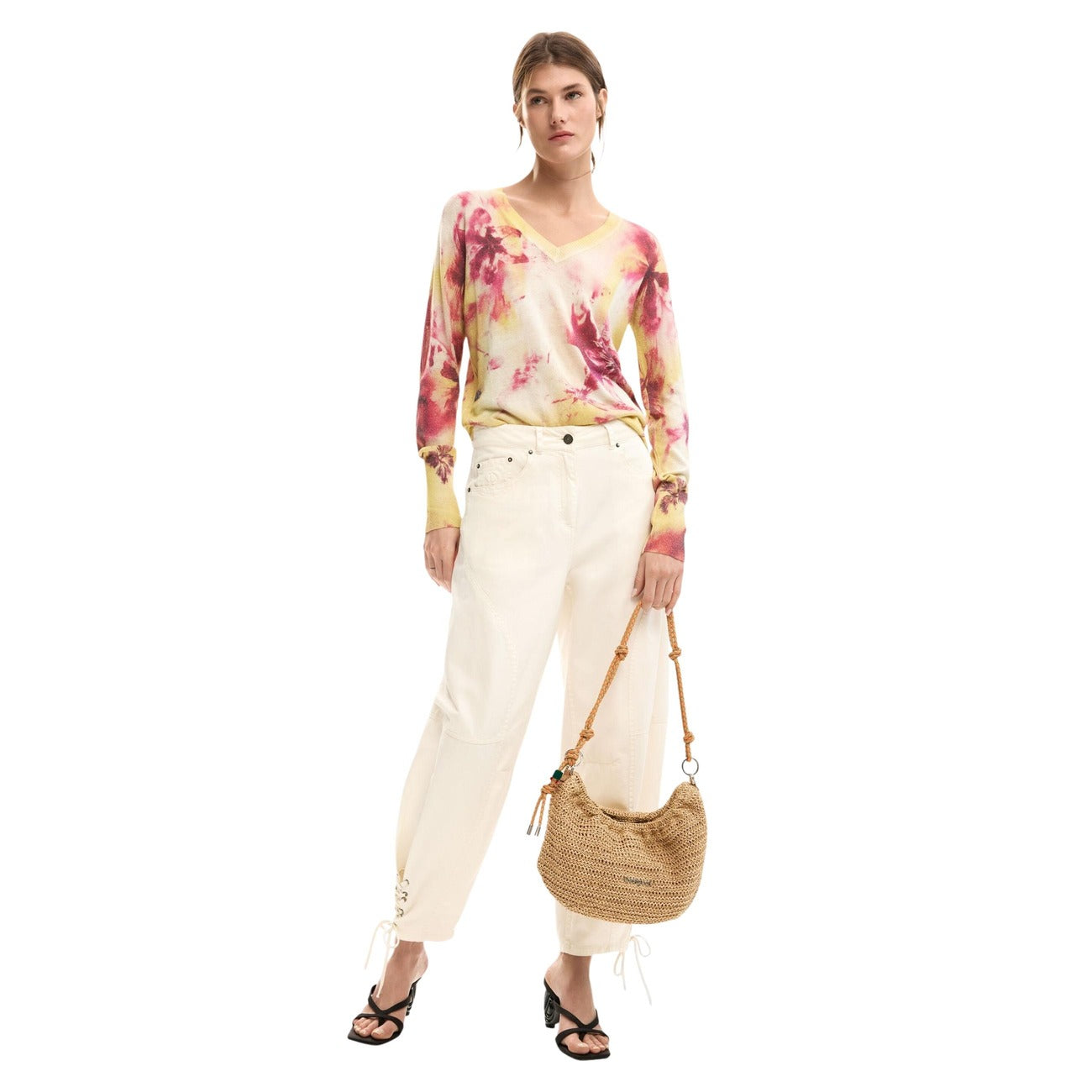 Desigual Maglione LEGGERO A FIORI Donna Collezione 2026. Manica lunga scollo a V vista frontale intera Indossata da modella 