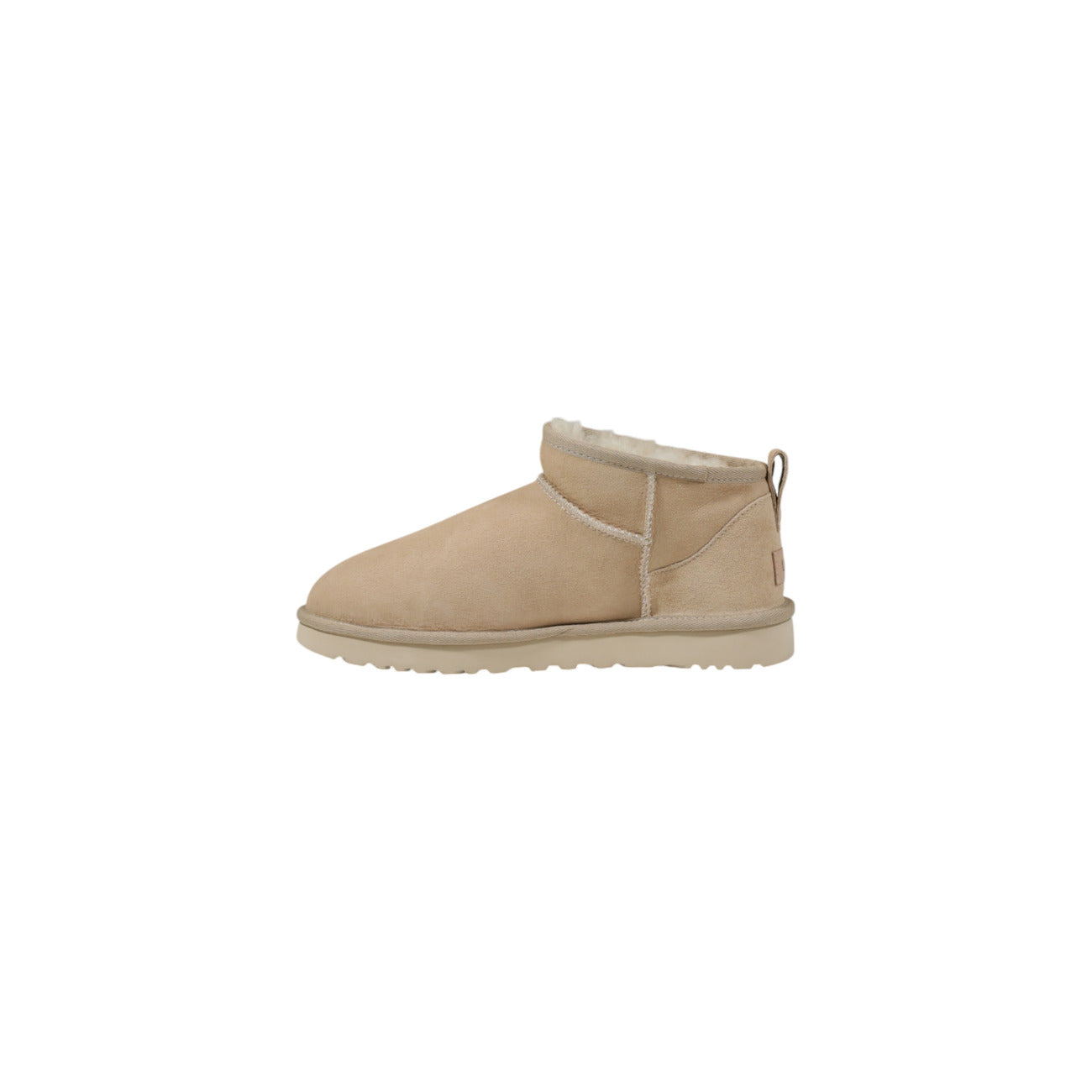Stivali UGG donna Classic Ultra Mini 1116109. Stivaletti bassi in pelle di camoscio con calda fodera in montone naturale, trattamento idrorepellente e suola leggera Treadlite o in EVA da canna da zucchero.