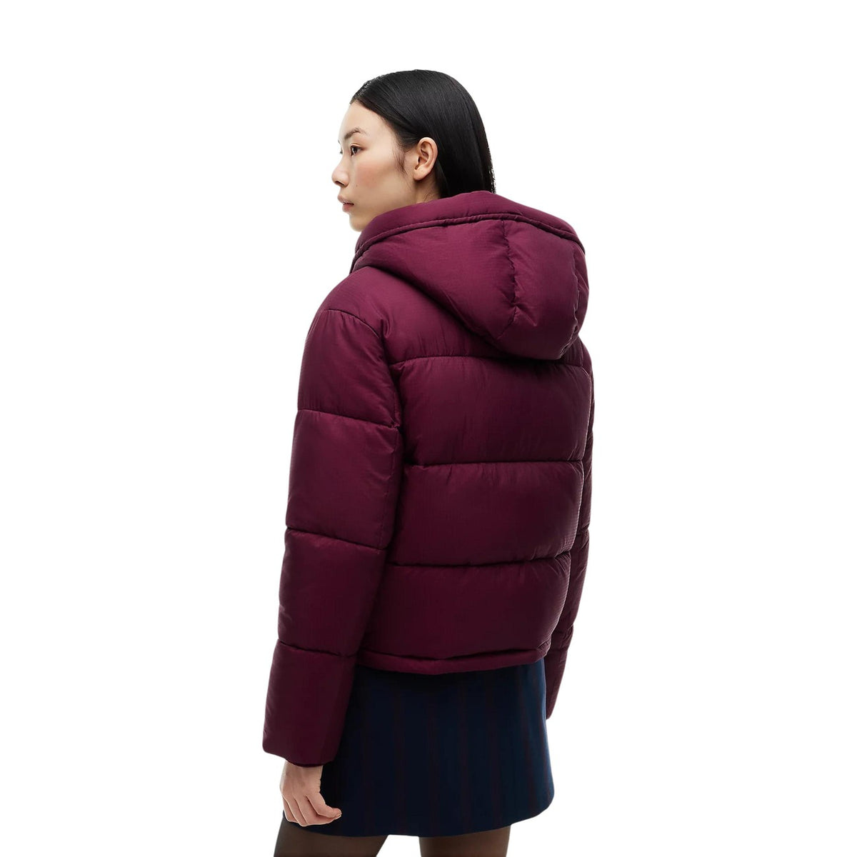Giubbotto imbottito ripstop cappuccio calypso berry donna Tommy Jeans DW0DW21625V11. Giubbino invernale rosa calypso berry con logo tono su tono.