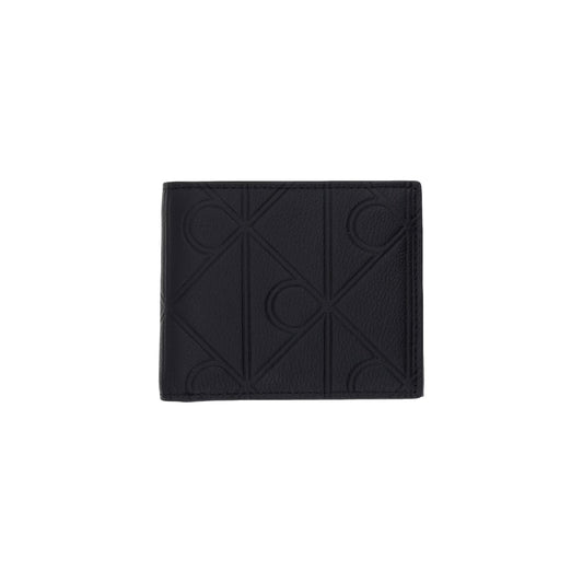 Portafoglio Compatto Uomo Calvin Klein; Nero. 100% Cuoio martellato con loghi incisi a rilievo, chiusura con zip, scomparti interni per tessere (senza portamonete). Dimensioni micro (7x9 cm), stile minimalista 4 stagioni. Frontale 