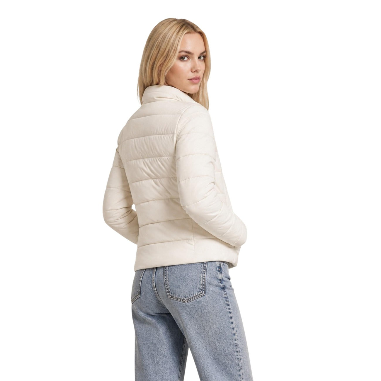 Piumino Pesante Trapuntato Bianco Donna Guess Active Solid Heavy Diann; Tessuto 93% poliestere e 7% elastam con colletto alto e chiusura a zip. Logo metallico sul petto, stile invernale casual-chic.