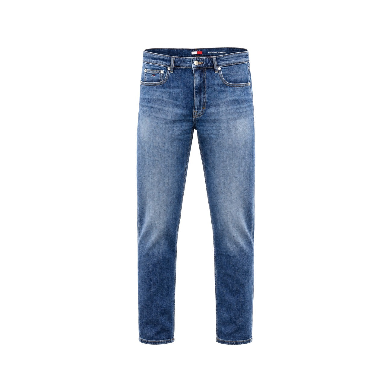 Jeans Uomo Blu Tommy Hilfiger Jeans; Modello Ryan Slim. 99% cotone e 1% elastam, vita media e chiusura con zip. Design 5 tasche con effetto vissuto e cuciture a contrasto, stile casual 4 stagioni. Vista stesa frontale 