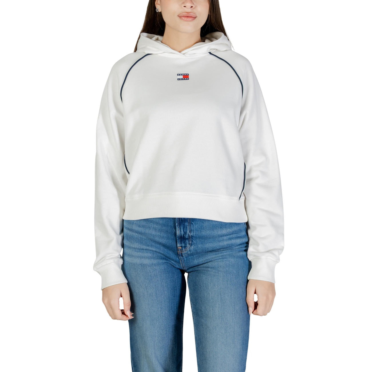 Felpa Relaxed Tommy Jeans; Bianco. 100% Cotone Organico. Cappuccio, maniche raglan, dettagli a contrasto. Vestibilità comoda, stile eco-friendly e iconico.