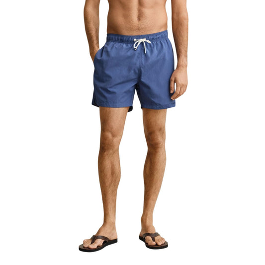 Boxer mare GANT; 100% poliammide riciclata, coulisse in vita, tasche funzionali, fodera in mesh. Stile elegante e sostenibile. Colore blu. Vista frontale 