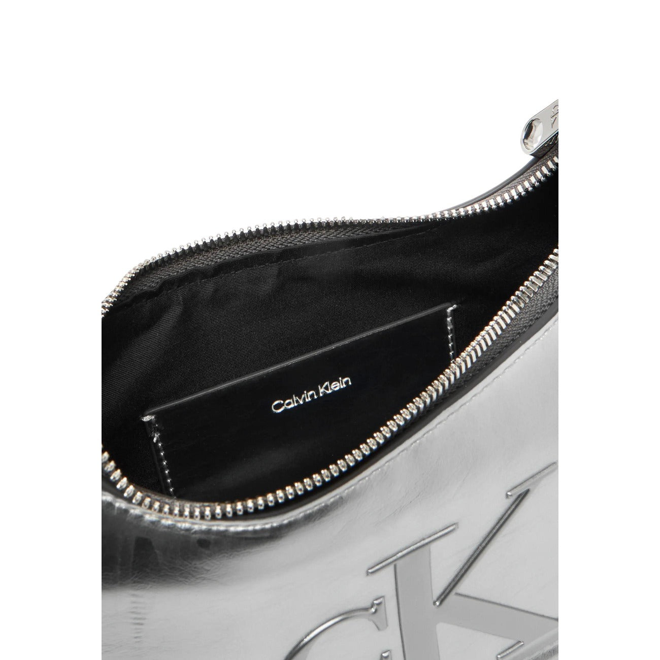 Borsa a spalla Calvin Klein Bold CK; Colore Argento Metallico. 100% Poliuretano, chiusura a zip, interno foderato con porta carte. Design capiente e futuristico. Dettaglio apertura 