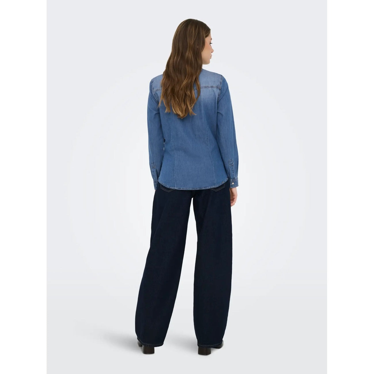Camicia jeans corta Only donna 15315185. Camicia di jeans a maniche lunghe in puro cotone blu scuro e medio con bottoni automatici, taschini sul petto e taglio corto, giacca camicia denim estiva Primavera/Estate Only.