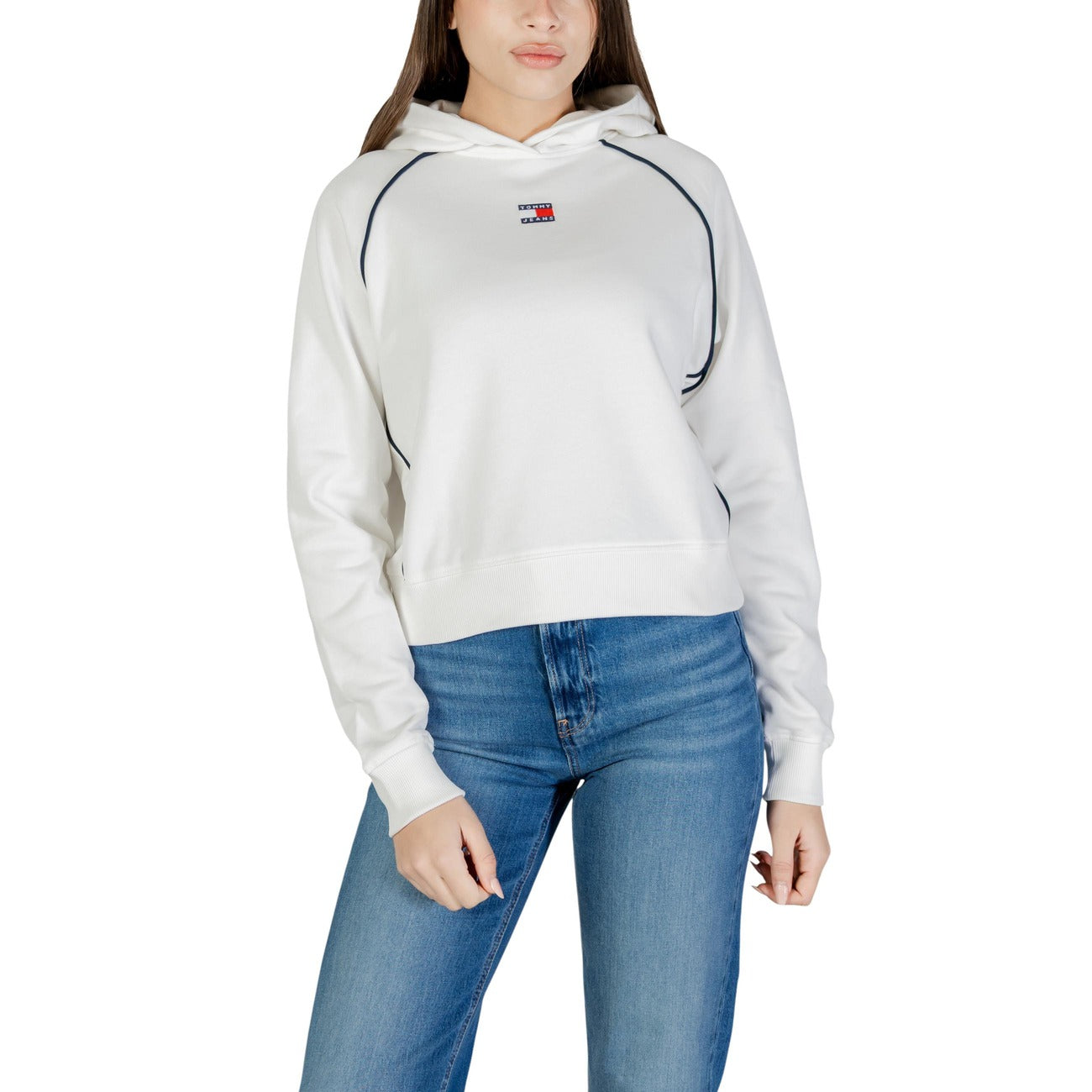 Felpa Relaxed Tommy Jeans; Bianco. 100% Cotone Organico. Cappuccio, maniche raglan, dettagli a contrasto. Vestibilità comoda, stile eco-friendly e iconico. Vista frontale 