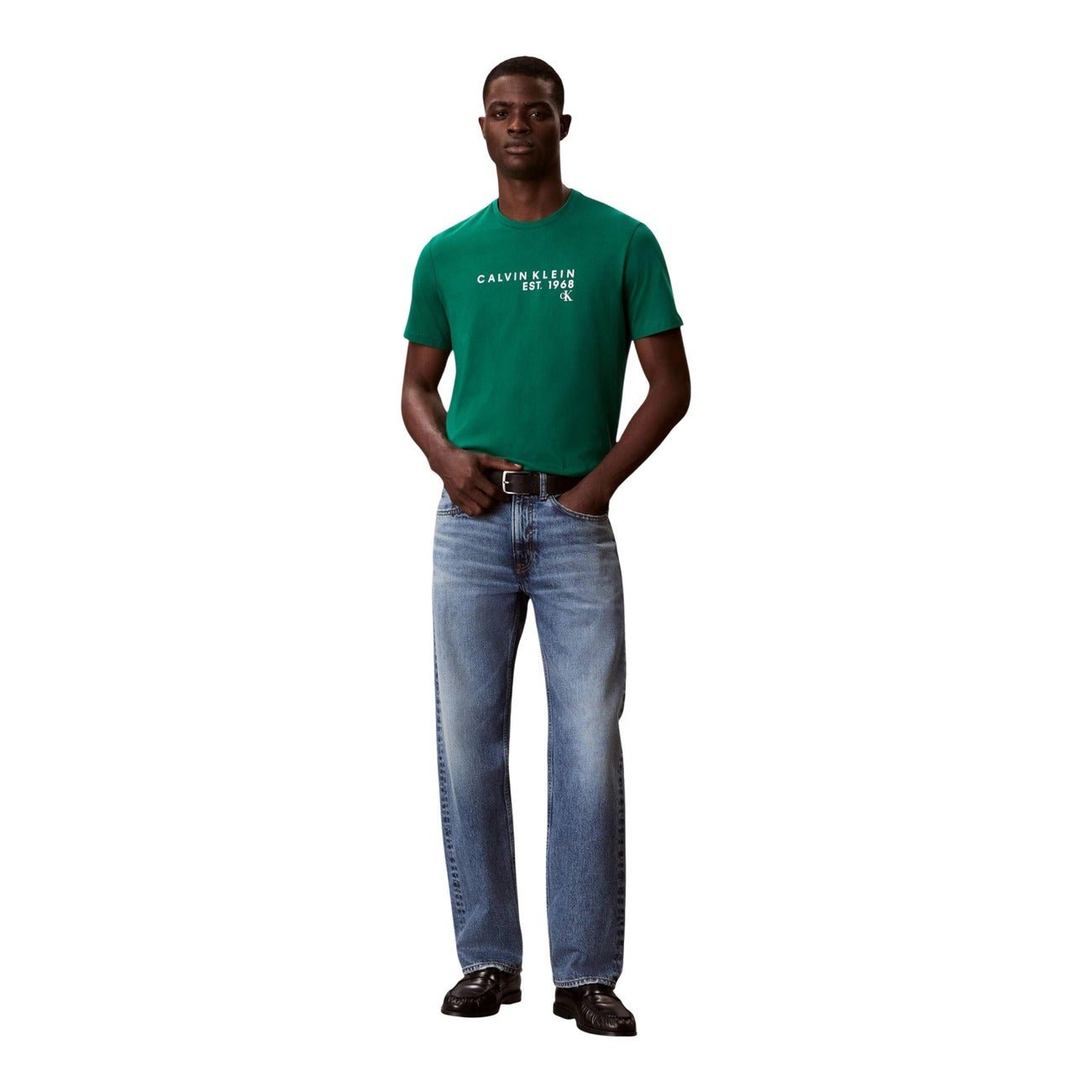 T-shirt Calvin Klein Verde; 100% Cotone. Logo CK Est. 1968 stampato, maniche corte, vestibilità regular. Capo leggero e traspirante, ideale per la stagione Primavera/Estate. Figura intera 