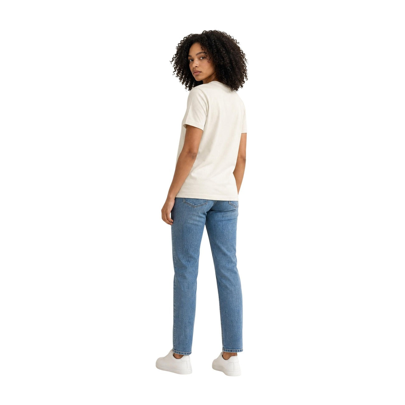T-shirt Bianca Calvin Klein Jeans; 100% Cotone. Girocollo, maniche corte, logo ricamato. Vestibilità regular, fresca e leggera. L'essenziale iconico per il tuo outfit quotidiano. Figura intera posteriore 