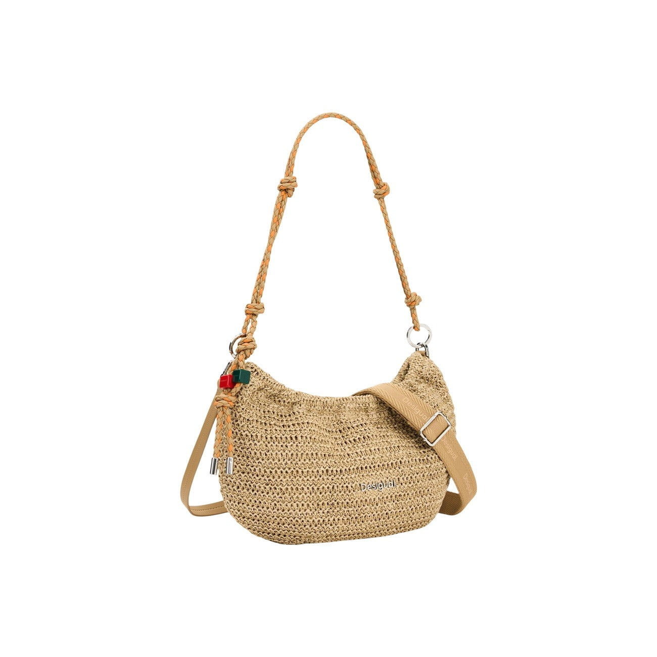 Borsa Desigual in rafia; forma ovale, 3 tracolle intercambiabili, charm portacarte removibile. Design estivo SS26. Vista frontale laterale 