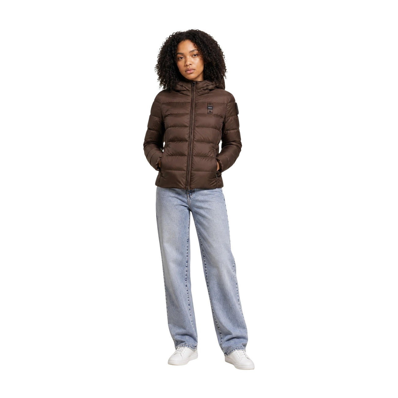 Piumino donna Blauer marrone Charme 26WBLDC03037. Giubbotto corto da donna marrone slim fit trapuntato orizzontale con cappuccio avvolgente, zip doppio cursore e logo Blauer su petto e manica, giacca invernale calda e casual chic.